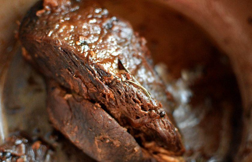 1. Этап. Говядина, томленная в оливковом масле: Если есть функция мультиповара, выставьте температуру 90 градусов или поставьте мультиварку в режим тушения на 6 часов. Подойдет так же режим томления или варки холодца. Можно приготовить мясо в духовке в чугунной посуде. Важно, чтобы нагрев был небольшим (не больше 95 градусов) и равномерным. Переворачивайте куски мяса раз в полчаса, стараясь не протыкать мякоть.