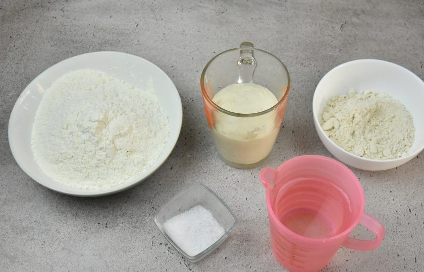 1. Этап. Ремесленный хлеб: Подготовьте продукты для приготовления теста.