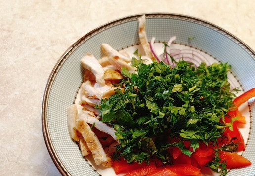 1. Этап. Салат с индейкой и томатной заправкой: Добавить побольше зелени петрушки и кинзы.