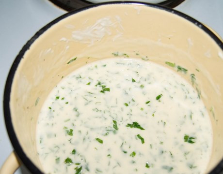 1. Этап. Макароны с цветной капустой: Сыр на водяной бане расплавьте, добавьте сливки или сметану, помешиваем. Всыпаем зелень, солим и перчим. Довели до однородной консистенции - отставили.