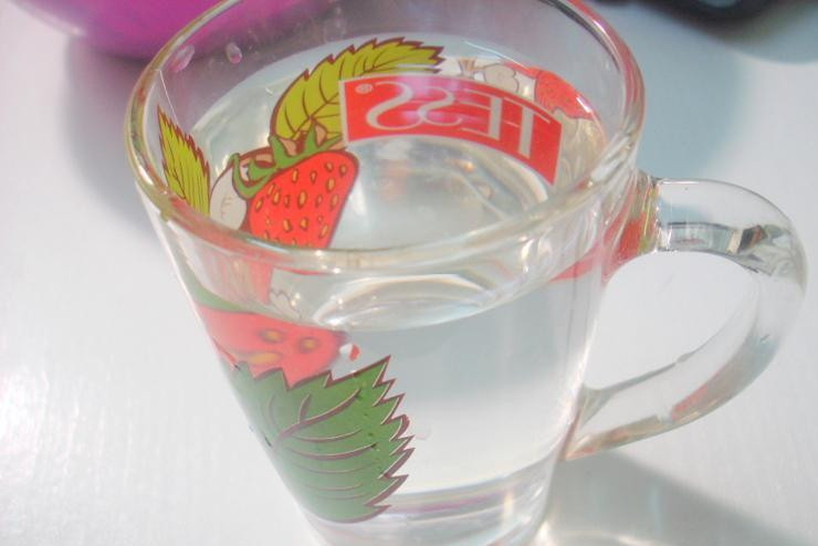 1. Этап. Лепешки с сыром на сковороде: Добавляем воду комнатной температуры.