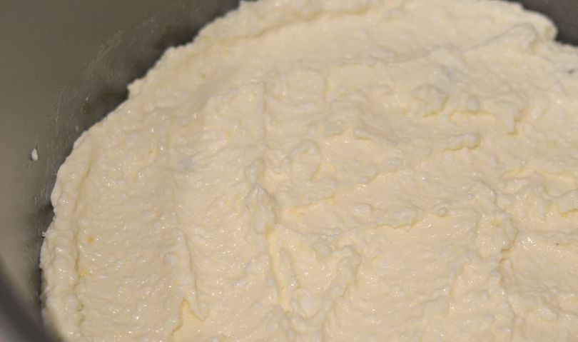 1. Этап. Творожная запеканка в мультиварке: Смажьте чашу мультиварки маслом, выложите в нее творожную массу и разровняйте. Затем поставьте мультиварку в режим 