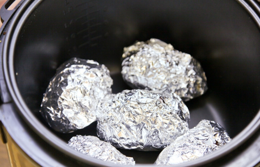 1. Этап. Картошка-гармошка в мультиварке: Переложите картофель в мультиварку, готовьте в режиме выпечка 50 минут. За 15 минут до готовности раскройте фольгу, чтобы картошка пропеклась сверху.