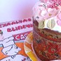 Миндальный кулич Сама нежность Прежде чем приступить к приготовлению кулича, я расскажу как легко и просто сделать миндальную муку дома. Для 100 гр. миндальной муки нужно 100 гр. целого миндаля. Залить миндаль кипятком в глубокой чашке. Через 10 мин слить воду и промыть холодной водой ( удобно из-под крана). Залить кипятком еще раз. Теперь ждем, пока вода остынет. Берем миндалинку в руку и сдавливаем. Шкурка легко снимается. Затем нужно очень хорошо высушить миндаль (это важно!). Я использовала духовку (разложить ядра в один слой на противне или на решётке, застеленной бумагой, и поставить в духовку при t=80-100°C на 30-40 минут). Высушенный миндаль смолоть в кофемолке: молоть не более 20-30 секунд, периодически встряхивая кофемолку или блендер. Так как в процессе работы ножи нагреваются и орехи могут выделять масло, долгое перемалывание может привести к тому, что получится паста вместо муки. Готово! Ставим опару. В молоке комнатной температуры растворить дрожжи. Добавить муку, размешать до увлажнения. Опаре подняться два раза (до 2-х кратного увеличения объема). Взбить желтки с сахаром. Добавить соль, ваниль, опару и вымесить до однородности. Добавить оставшуюся муку, миндальную муку. Хорошенько вымесить (примерно 10 мин). Тесто должно быть мягким, но не жидким. Добавить сливочное масло в две порции и месить дальше, пока тесто не станет хорошо однородным. Вмесить сухофрукты до равномерного распределения и оставить тесто для брожения на 2-2.5 часа (через час его нужно обмять). Для этого теста лучше делать небольшие куличи, где-то 300-400 гр. Выложить готовое тесто по формочкам на половину. Оставить на расстойку, чтобы они хорошенько поднялись (1-1,5 ч.). Выпекать в разогретой до 180 С печи 30-40 мин в зависимости от размеров. Остудить. Мастика для украшения. В глубокой миске соединить маршмеллоу и сливочное масло. Поставить в микроволновую печь на 30 сек. За это время зефир увеличится вдвое. Добавляя порциями сах. пудру, вымесить массу до состояния пластилина. Если покажется, что сахара уже слишком много, замените его крахмалом. Добавить красители по желанию (советую работать в перчатках). Слепить цветочки. Впервые делала такую мастику. Из плюсов только то, что она быстро сохнет. Мне больше по душе