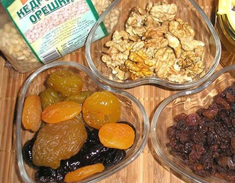 1. Этап. Конфеты Пчелка: 1. Подготовим ингредиенты. Орехи перемалываем при помощи блендера или мясорубки. Сухофрукты замачиваем, чуть отжимаем от лишней влаги, - и тоже измельчаем.