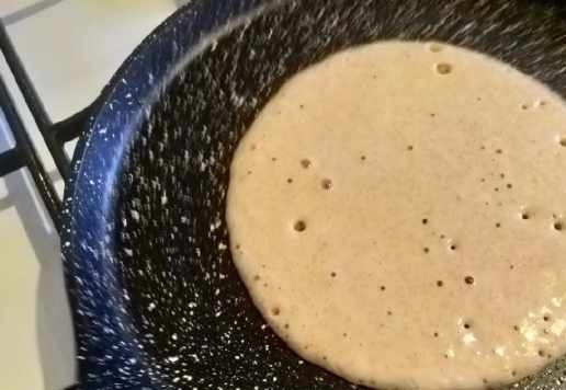 1. Этап. Блины цельнозерновые: Сковороду разогреть, первый раз смазать немного маслом. Выливать тесто на центр сковороды.