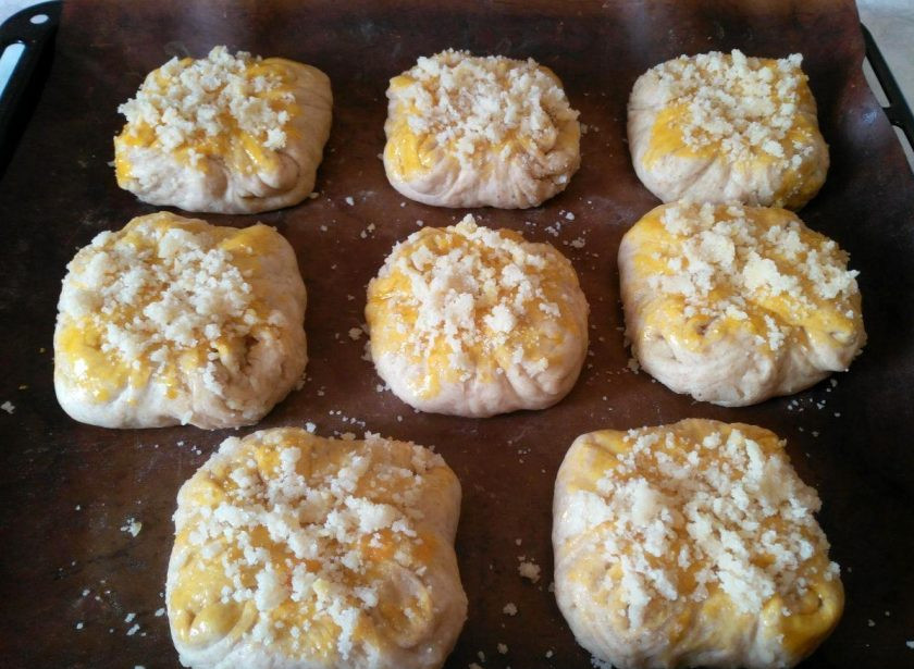 1. Этап. Сдобные булочки, прослоенные штрейзельной крошкой: Поместите сформированные булочки на подготовленный противень, оставив между ними расстояние. Смажьте верх изделий желтком и посыпьте крошкой. Дайте расстояться в тепле 10-15 минут.