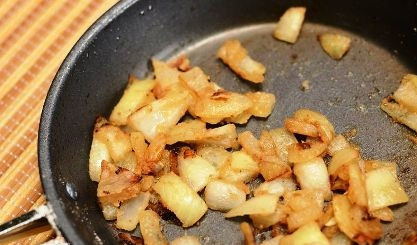 1. Этап. Подлива для мяса: Затем на сковороду добавляем некрупно нарезанный лук и чеснок, выдавленный через пресс. Немного пассеруем и добавляем 2 ст. л муки.