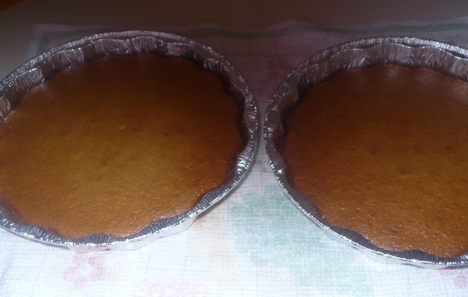 1. Этап. Торт Зайка: 1. В миску вбиваем яйца, добавляем стакан сахара и взбиваем 5 минут. Добавляем апельсиновый сок, рафинированное масло, цедру апельсина и голубику. Муку заранее просеиваем, соединяем с разрыхлителем и порционно вводим к остальным ингредиентам. В 2 формы вливаем бисквит. Выпекаем его при 180 градусах около 40 минут.