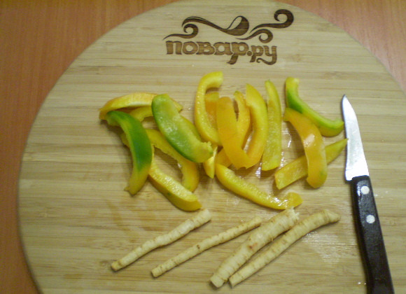 1. Этап. Ядреные огурчики: Порежьте болгарский перец. Если корешки длинные, их тоже — на половинки.