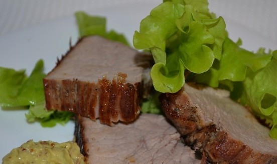 1. Этап. Говядина с розмарином в духовке: Как мясо приготовится, подавайте его вместе с соусом и листьями салата. Приятного аппетита!