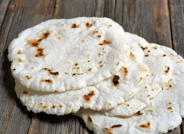 1. Этап. Рисовое тесто: Каждый шарик раскатывайте настолько тонко, чтобы пласт был почти прозрачным. Жарьте лепешки на сухой сковородке до готовности.