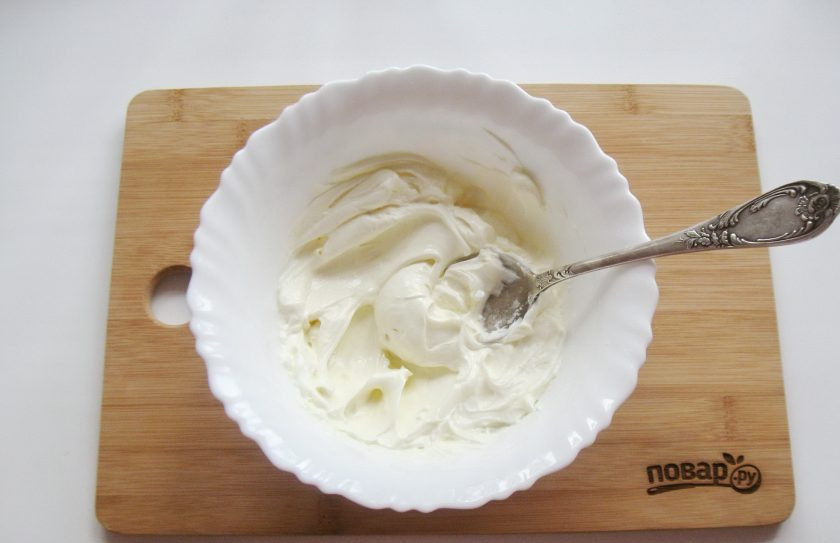 1. Этап. Торт Метелица: Пока корж для торта остывает, приготовьте крем. Жирную сметану смешайте с сахарной пудрой и ванильным сахаром. Я не люблю очень сладкие торты, мне хватило 3-4 столовых ложки сахарной пудры. Вы ориентируйтесь на свой вкус.