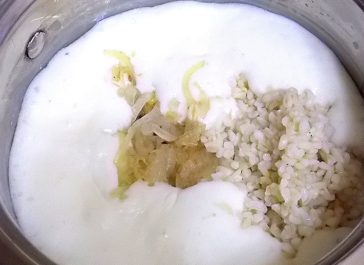 1. Этап. Армянский суп Спас: Поставьте на огонь и доведите до кипения. Положите отваренную пшеницу и обжаренный лук. Варите при постоянном помешивании 10 минут.