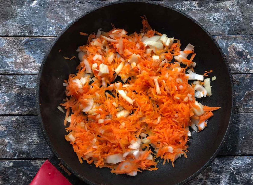 1. Этап. Гречневый суп без картошки: Морковь с луком очистите и промойте под чистой водой. Лук мелко нарежьте, морковь натрите на средней терке. На хорошо разогретую сковороду с растительным маслом выложите овощи и обжарьте их в течение 8-10 минут.