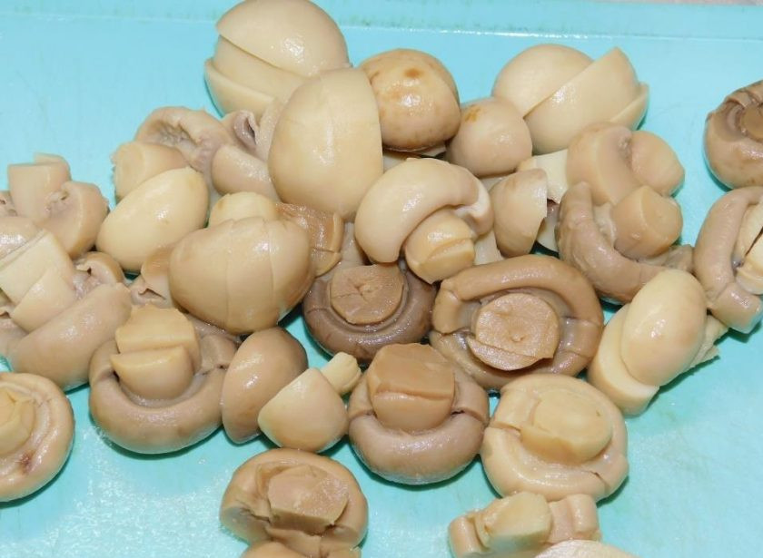 1. Этап. Картофель с грибами и сыром в духовке: Шампиньоны нарежьте произвольно.