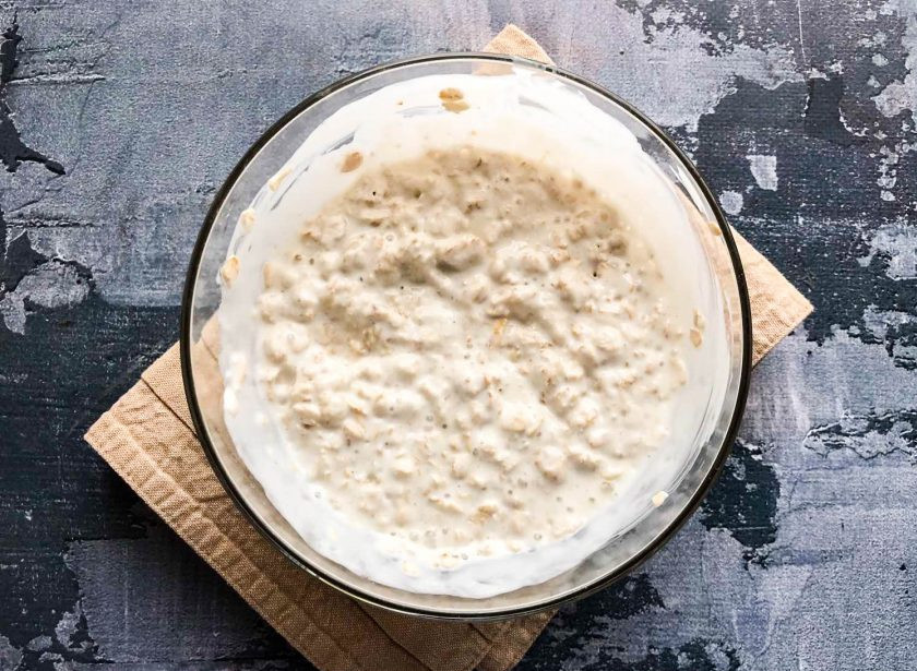 1. Этап. Шарлотка из геркулеса с яблоками: Овсяные хлопья залейте кефиром и хорошо перемешайте. Оставьте хлопья на 20 минут.