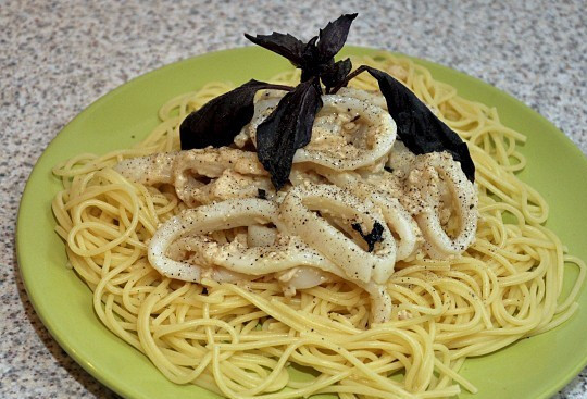 1. Этап. Кальмары под соусом бешамель: 8. Подаем кальмары под соусом бешамель в горячем виде. Украсить можно веточкой базилика.