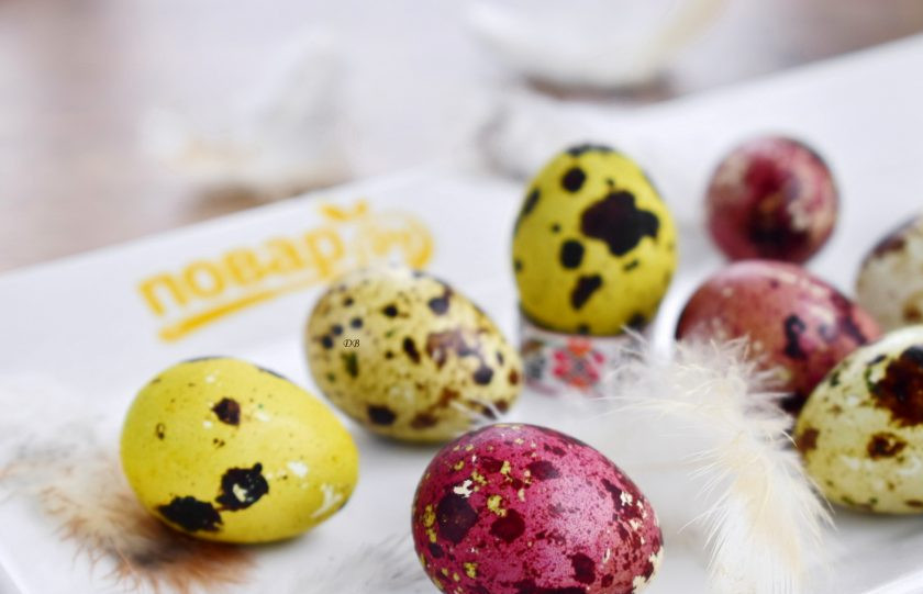 1. Этап. Перепелиные яйца-крашенки на Пасху: Перепелиные яйца выньте из натуральных красителей, положите на бумажные салфетки, дайте высохнуть. Не протирайте салфетками, можете стереть краску.