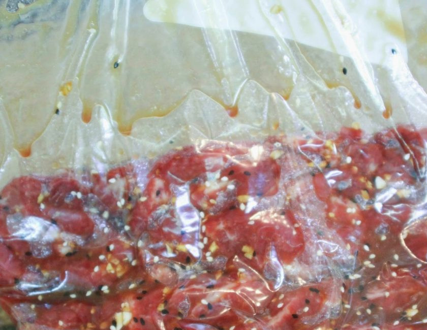 1. Этап. Шашлык гармошкой: 8. Маринад перелейте в миску или в герметичный пакет, выложите туда же мясо, маринуйте в течение 3 часов.