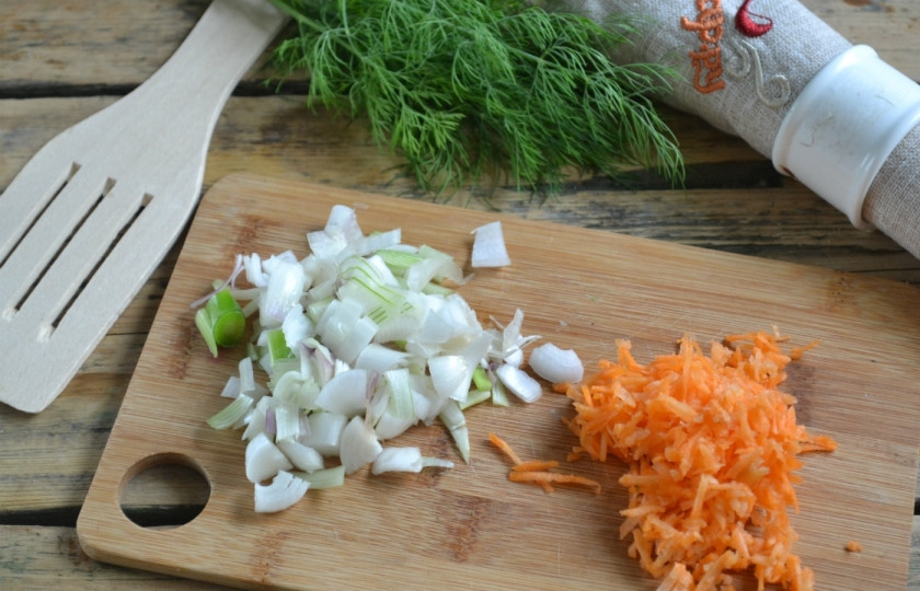 1. Этап. Ежики с подливкой: Морковь натрите на крупной тёрке. Лук нарежьте некрупными кубиками. Поставьте на средний огонь сковороду с подсолнечным маслом. Сначала высыпьте лук, слегка обжарьте его. Потом добавьте морковь, всё томите еще 3-5 минут. В конце добавьте томатный сок, протушите пару минут.