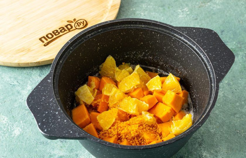 1. Этап. Повидло из тыквы с апельсином: Добавьте в кипящий сироп тыкву, апельсин и цедру. Варите до мягкости тыквы.