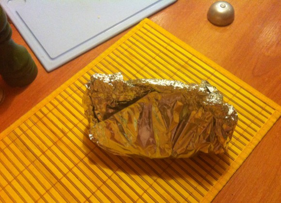 1. Этап. Брокколи в фольге в духовке: Сверху присыпьте остатками лука и плотно заверните в фольгу, должно выйти герметично.