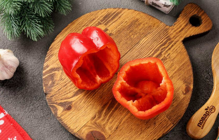 1. Этап. Новогодняя закуска Взгляд дракона: У болгарского перца срежьте крышечки, удалите семена и перегородки, хорошо промойте.