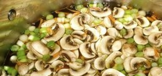 1. Этап. Лапша по-тайски со свининой: 5. Добавляем измельченные грибы, лук, шпинат, морковку и специи по вкусу. Доводим до кипения, бросаем фрикадельки.