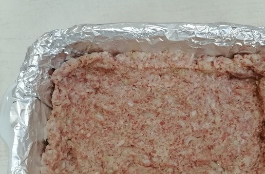 1. Этап. Заливной пирог с грибами: Форму застелить фольгой и смазать подсолнечным маслом. Из фарша сформировать корзинку