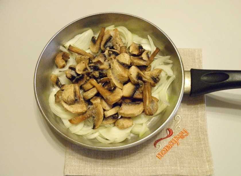 1. Этап. Новогодний рулет из лаваша: На растительном масле обжарьте грибы с луком и солью до готовности.