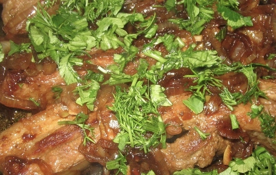 1. Этап. Ребрышки в медово-соевом соусе: Готовое блюдо посыпаем зеленью и подаём к столу горячим!