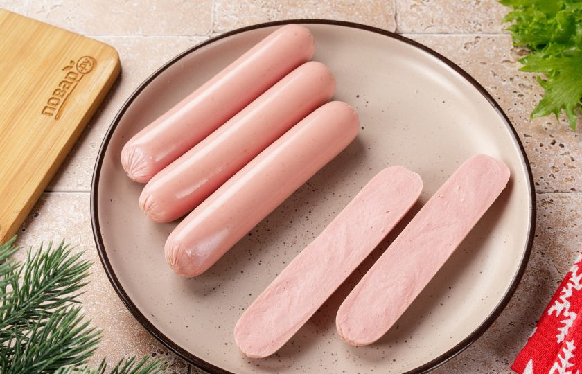 1. Этап. Закусочные Змейки из сосисок с помидорами и сыром: Каждую сосиску разрежьте вдоль пополам.