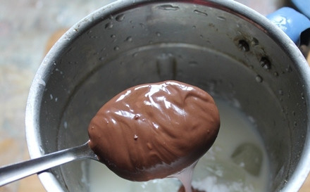 1. Этап. Милкшейк с Нутеллой: 4. Добавьте Нутеллу и по желанию сахарную пудру.