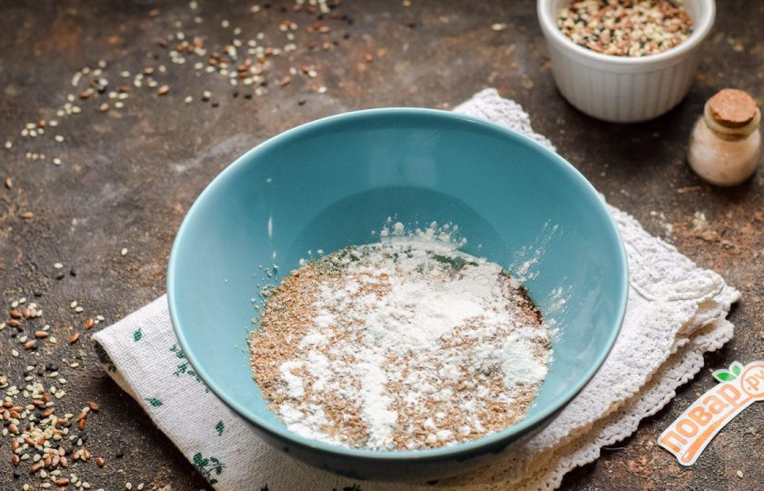 1. Этап. Кексы в микроволновке по Дюкану: Добавьте отруби и разрыхлитель теста.