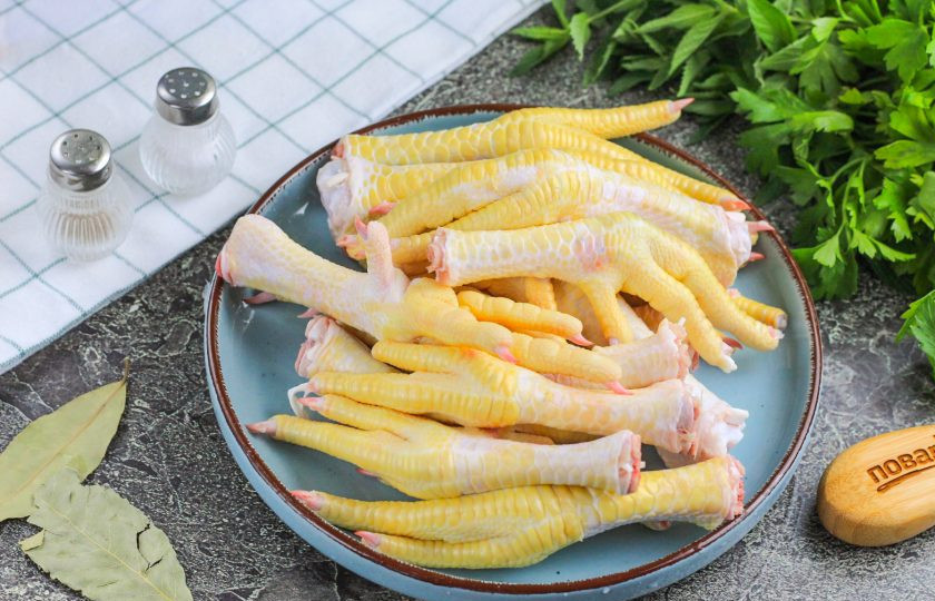 1. Этап. Закуска из куриных лапок: Куриные лапки очистите от желтой кожи, удалите ногти и тщательно промойте в воде.