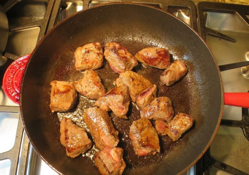 1. Этап. Гуляш с мясом: 2. Мясо натрите солью и перцем. Разогрейте сковороду с растительным маслом и выложите мясо, обжаривайте его на сильном огне около 5 минут. Переложите ее в кастрюлю.