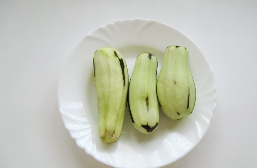 1. Этап. Острая закуска из баклажанов: Баклажаны помойте и очистите.