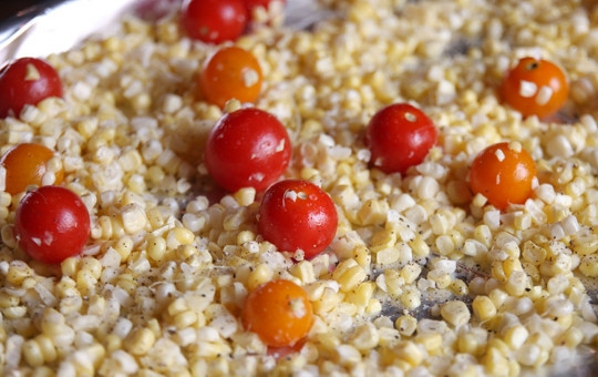 1. Этап. Томатная похлебка с кукурузой: 2. Подготовьте противень. Выложите на него кукурузу, вымытые и обсушенные помидоры, очищенные зубчики чеснока. Полейте небольшим количеством растительного масла и отправьте в разогретую до 190 градусов духовку.