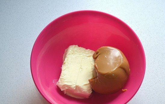 1. Этап. Торт Витязь: Для приготовления крема соедините размягченное сливочное масло и сгущенку.