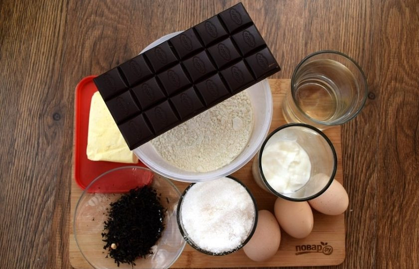 1. Этап. Шоколадный чайный пирог: Духовку включите разогреваться до 180 °C. Подготовьте необходимые продукты для теста. Масло должно быть комнатной температуры.