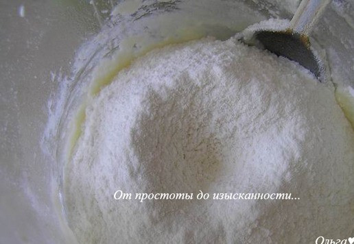 1. Этап. Творожный пирог с клубникой: Всыпьте муку с разрыхлителем и солью.