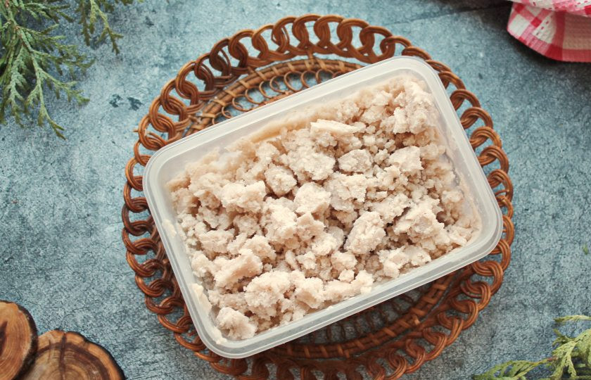 1. Этап. Миндальная гранита: Перелейте массу в контейнер и уберите в морозильную камеру. Замораживайте граниту в течение нескольких часов, перемешивая каждые 40 минут, чтобы получалась крошка, а не монолит. Готовую граниту разложите по креманкам и сразу подавайте.