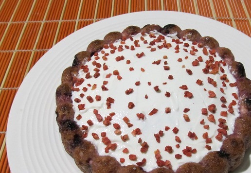 1. Этап. Творожный кекс с ягодами и полентой: Верх кекса промазала кремом и украсила сублимированной клубникой. Кекс оставить еще на 30минут для пропитки.