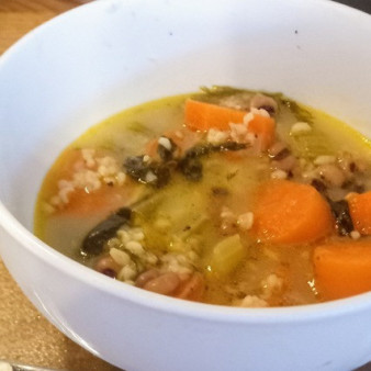 Суп с морковью, сельдереем и фасолью