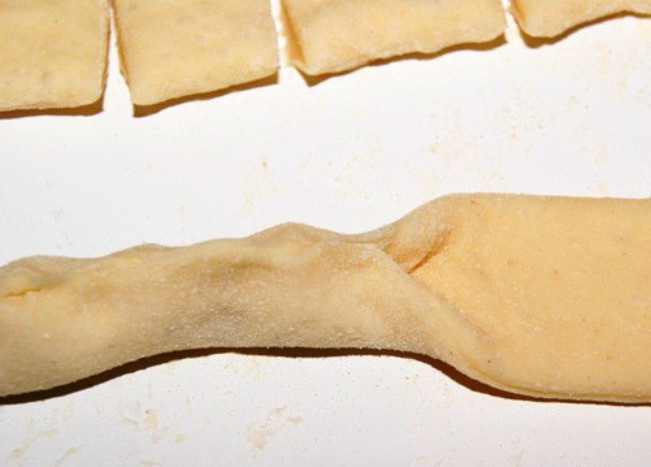 1. Этап. Корзинки на пасху: Затем раскатайте его в пласт и нарежьте на полоски шириной в 2,5 см. Каждую полоску сверните в жгут.