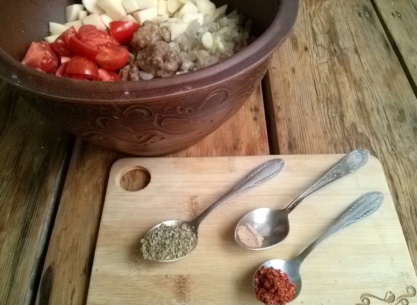 1. Этап. Классический Венгерский гуляш: 6. Добавьте специи: корицу, паприку и сушеную зелень.