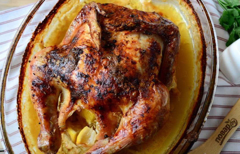 1. Этап. Тушеный молочный цыпленок: Молочная курочка в духовке готова. Я слегка передержала, поэтому сверху курочка немного подгорела, но на вкус блюда это совершенно не повлияло - курочка осталась сочной и нежной.