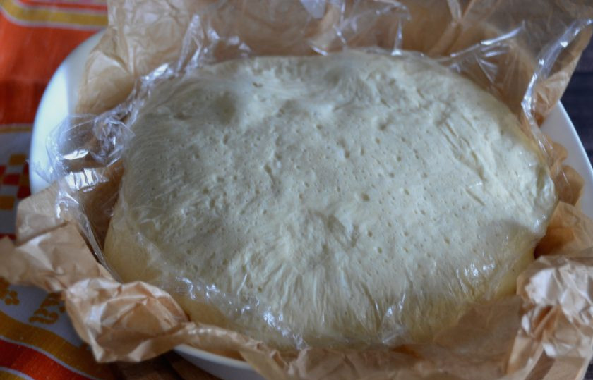 1. Этап. Кукурузный хлеб на дрожжах: Через 30 минут снимите пленку с теста.