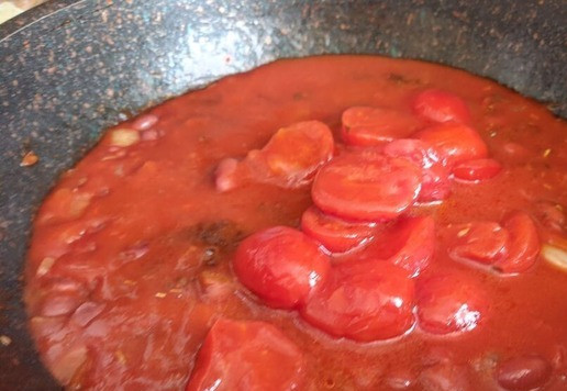 1. Этап. Быстрая похлебка из фасоли и тунца: Добавляем помидоры в собственном соку, перемешиваем.